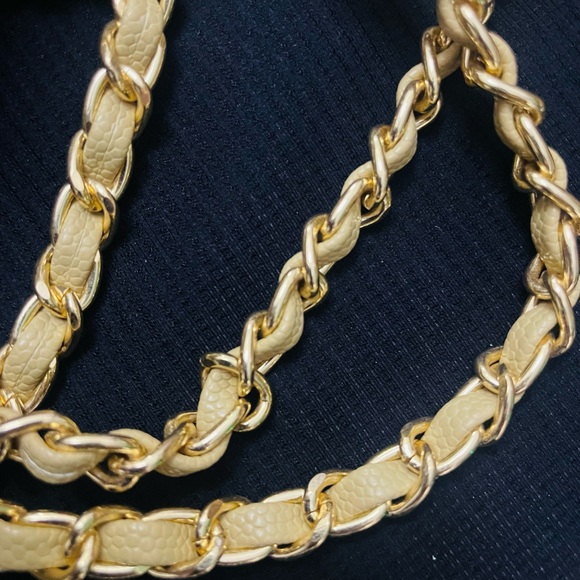 😍 Chanel Light Beige Quilted Crossbody Bag with Gold Chain - Picture 9 of 10